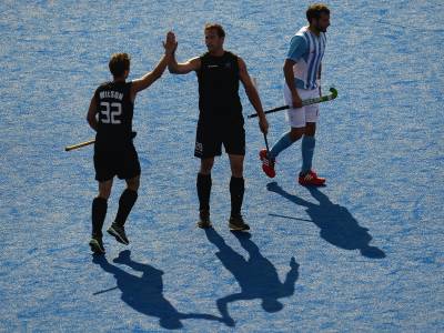 Hockey men finish with a win