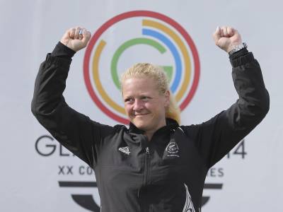 Nerveless Johnston grabs gold