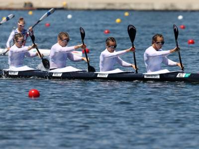Women's paddlers through to semis