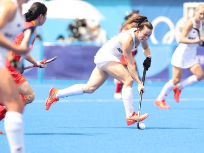 Hockey women into quarters