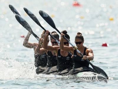 Women's four paddle into final